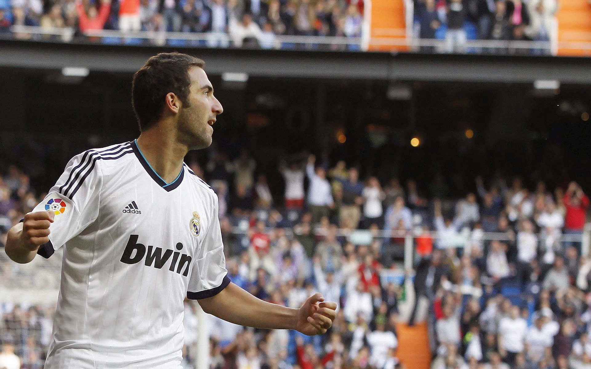 比利亚雷亚尔强化边路控制力压对手,比利亚雷亚尔队员